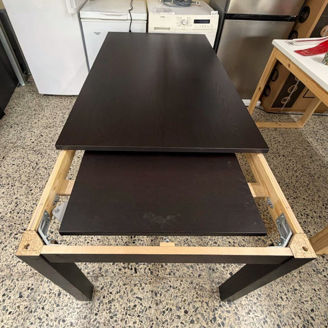 MESA Y SILLAS DE COMEDOR