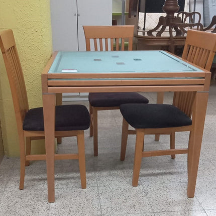 MESA CON TRES SILLAS