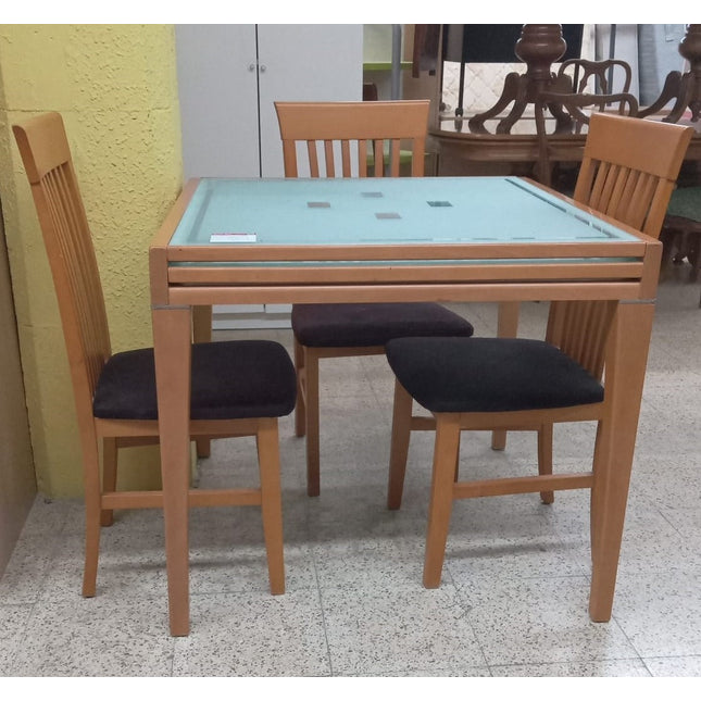 MESA CON TRES SILLAS