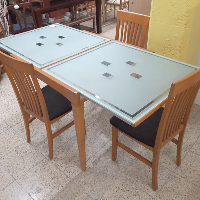MESA CON TRES SILLAS