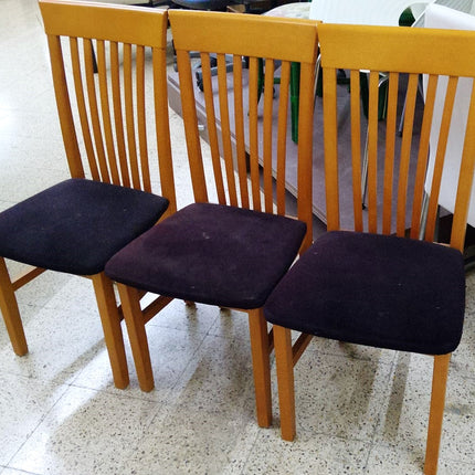 MESA CON TRES SILLAS