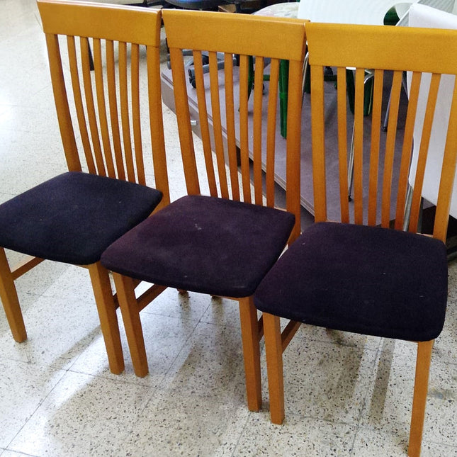 MESA CON TRES SILLAS