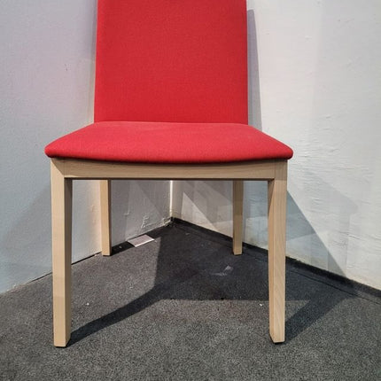 SILLA DE MADERA Y TELA ROJA