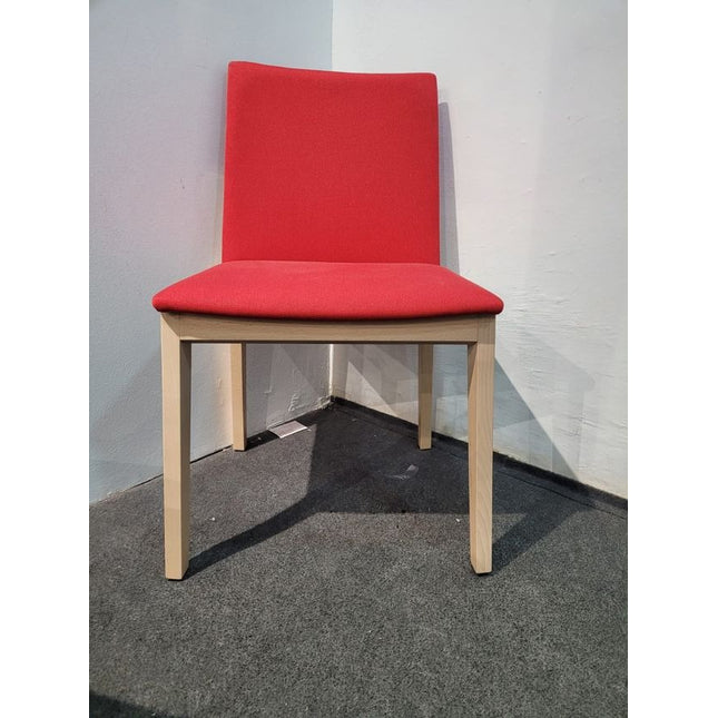 SILLA DE MADERA Y TELA ROJA