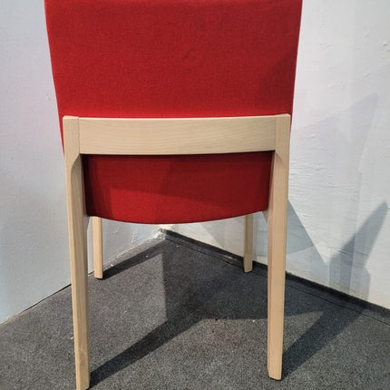 SILLA DE MADERA Y TELA ROJA