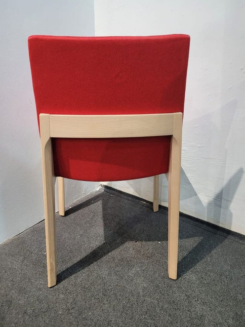 SILLA DE MADERA Y TELA ROJA