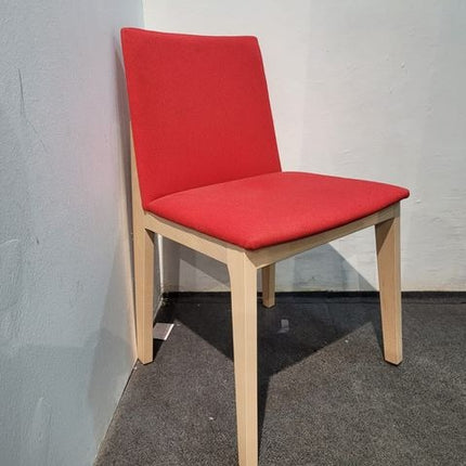 SILLA DE MADERA Y TELA ROJA