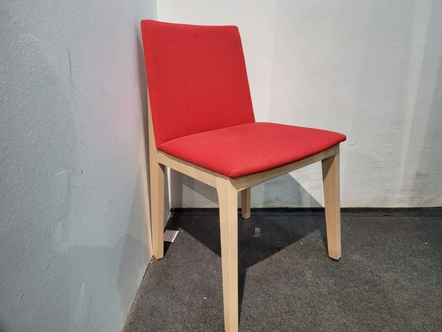 SILLA DE MADERA Y TELA ROJA